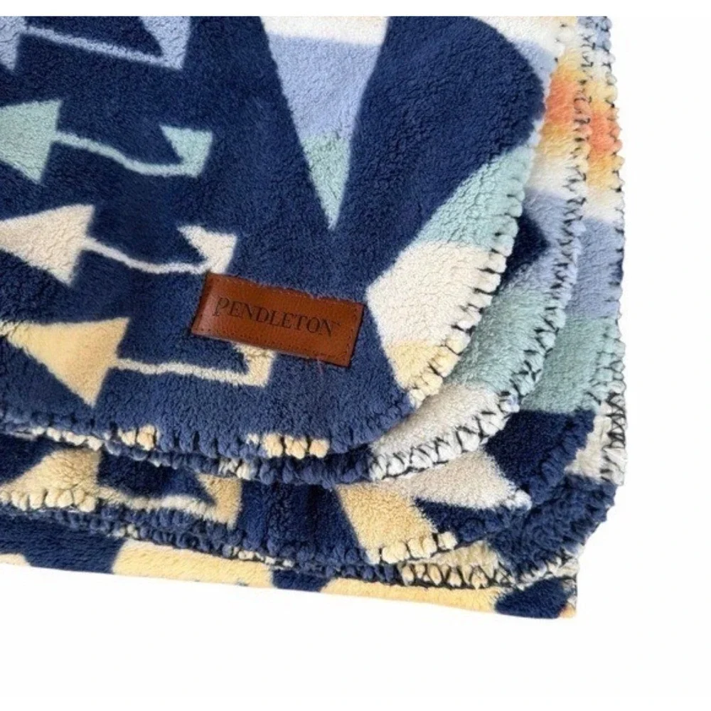 Pendleton Southwestern Fleece Throw Blanket Geometric Whipstitch 71
